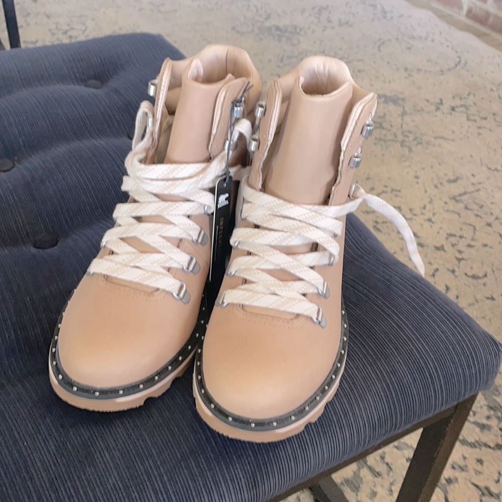 NWT Sorel waterproof tan, cream and black hiking boots. Women’s size 10.